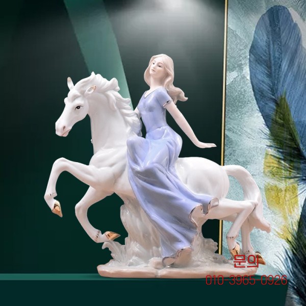 유럽 ​​세라믹 와인 캐비닛 TV 캐비닛 장식 거실 방 <b>서양</b> 소녀 <b>승마</b> 장식