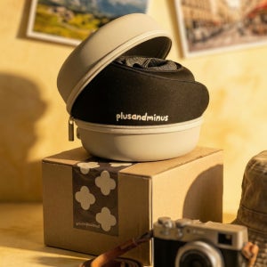 플러스앤마이너스 목 꺾임 방지 길이조절 블랙 달팽이 목베개 여행용 메모리폼