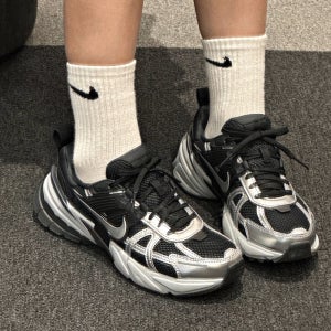 나이키 V2K 런 테크 블랙 메탈릭 실버 우먼스