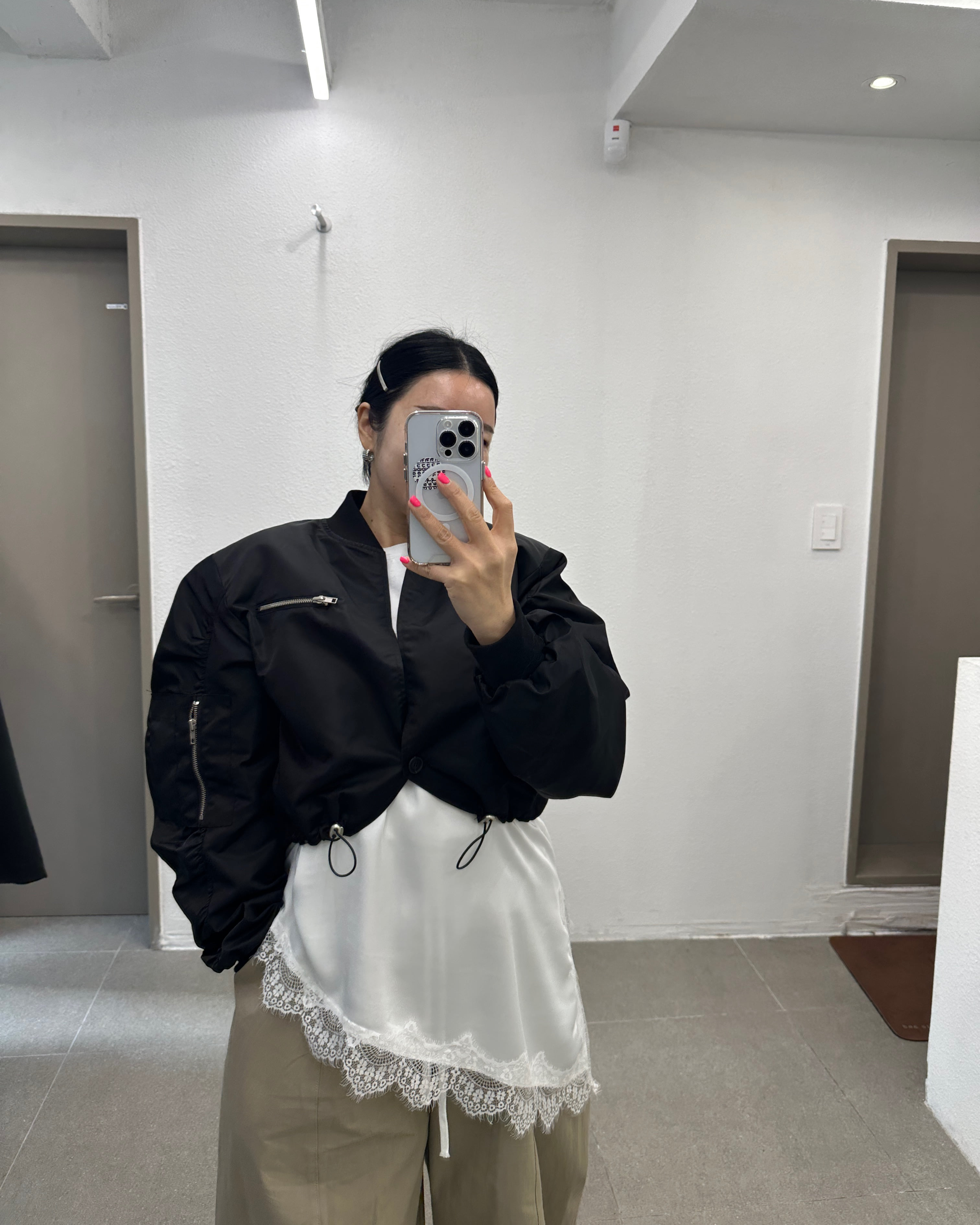 더기네스 크롭 지퍼 셔링 봄버 점퍼