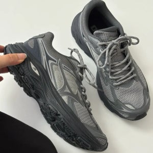 미즈노 레이서 V2 스니커즈 운동화 다크 그레이 D1GH250603