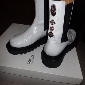 [중고] TOGA PULLA white stud leather boots (235mm)