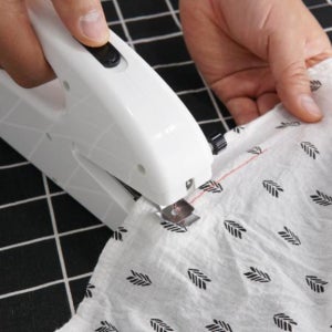 휴대용 미니 재봉틀 충전식 핸드 미싱 가정용 간편 수선