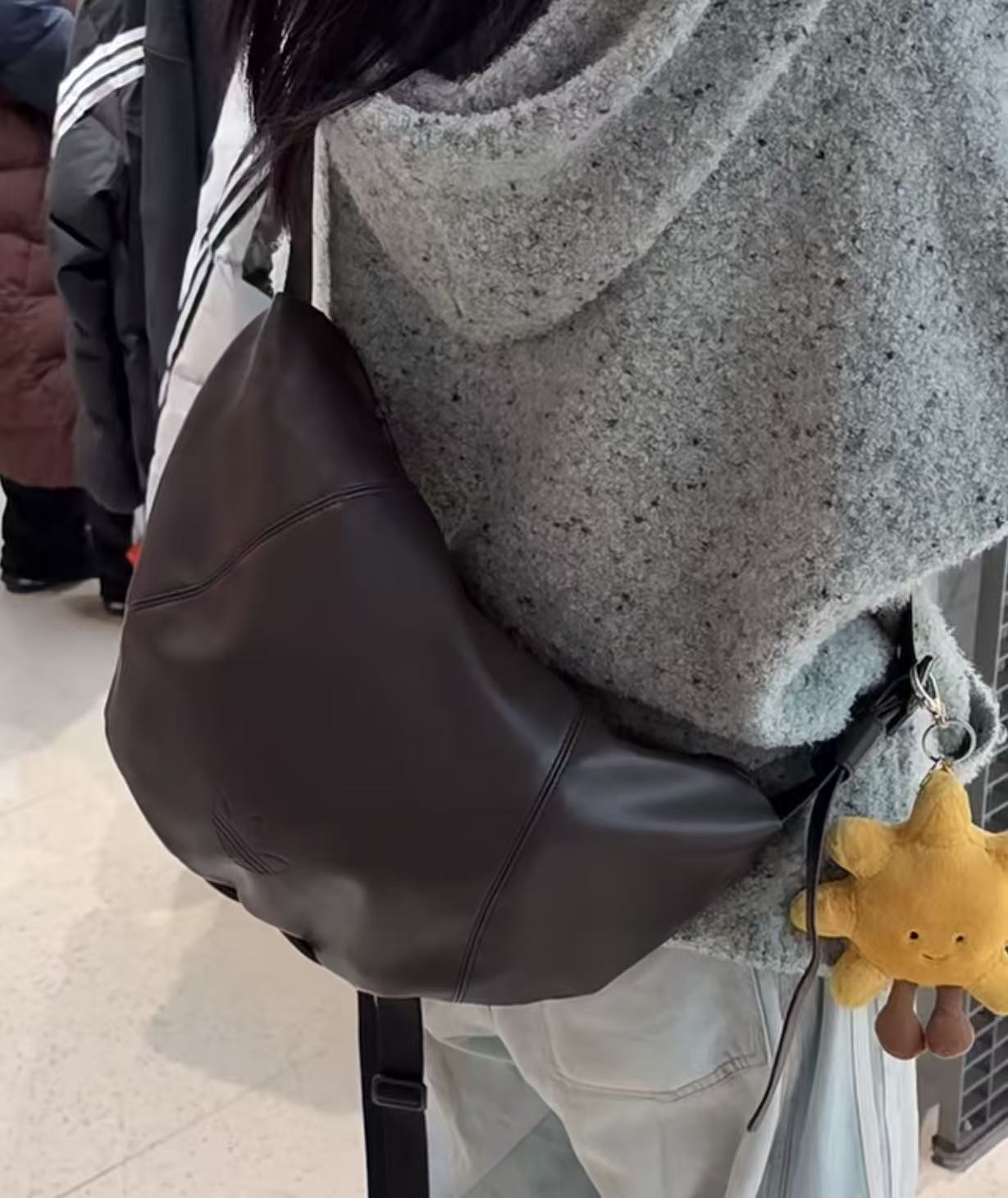 아디다스 스포티 숄더 호보백 브라운 베이지 KQ5551 KQ7960