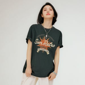 [신예은PICK] 뉴 썬 레트로 그래픽 반팔 티셔츠 차콜
