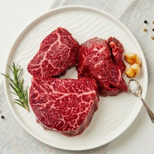 1등급 투뿔 한우 구이 모듬 등심 채끝 안심 부채 치마 200g / 곰탕 600g