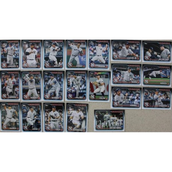 Topps Total 뉴욕 양키스 2024 탑스 3종의 아론 판사 카드와 게릿 콜 클레이 홈즈 오스틴 웰스와 제이슨 도밍게즈의 루키 카드가 포함된 민트 21 카드 팀 세트 완성