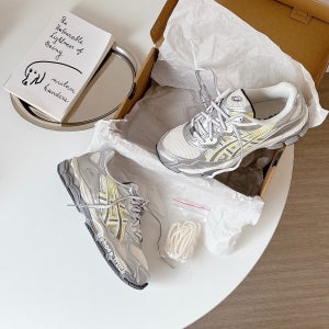 아식스 x 에미 EMMI 젤 NYC 화이트 실버 옐로우 1202A498-100