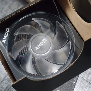 RGB 제어 조명이 있는 AMD 레이스 프리즘 쿨러