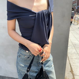 스위피 소프트 원숄더 리본 타이 오프숄더 언밸런스 셔링 슬림 티셔츠