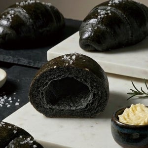 발효가 필요없는 소금빵 완제품 냉동 먹물, 80g, 5개