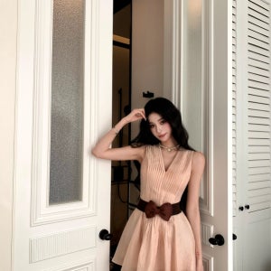 라이트핑크 플리츠 브이넥 리본 벨트 원피스