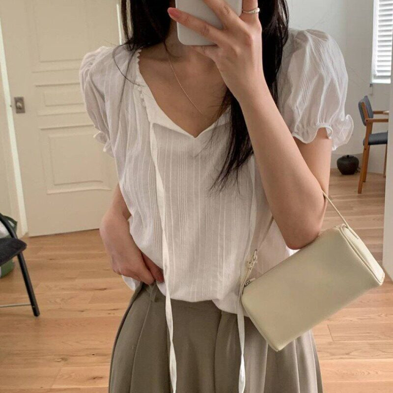 여성 화이트 반팔 블라우스 퍼프소매 디자인 여름