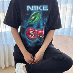 (국내매장) 나이키 오버핏 그래픽 체리 블랙 워싱 반팔 티셔츠