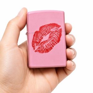 ZIPPO 46470 KISS 클래식 매트 핑크 바디 입술 디자인