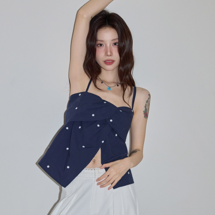 네이비 플라워 자수 리본 나시 블라우스
