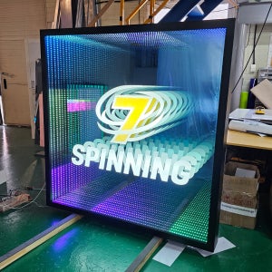 벽면형 인피니티미러 로고사인 파노라마 LED 로고아트월 헬스장 포토존 제작