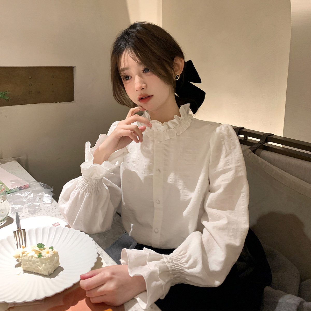 봄 26SS 여행룩 화이트 코튼 러플 카라 셔츠 수트 셋업 결혼식룩