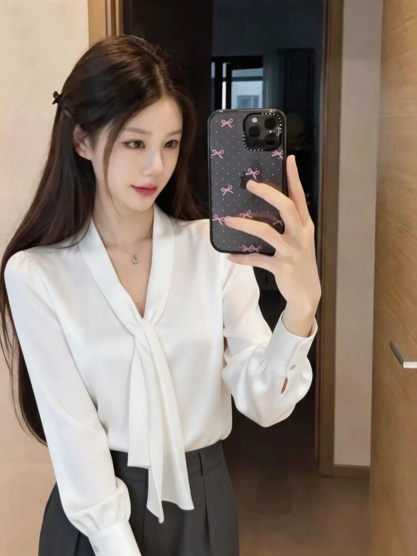봄가을 여행룩 화이트 실크 타이넥 퍼프 긴팔 셔츠 하객룩 데이트룩