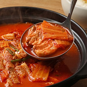 극소수 돼지 김치찌개 밀키트 국내산 묵은지 1인분 얼큰 혼밥 푸짐 야식 캠핑 간편 짜글이