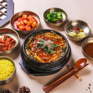강릉명가 소고기보양탕 맑은아롱사태보양탕 2~3인분 소고기국밥 육개장 밀키트 캠핑 보양식
