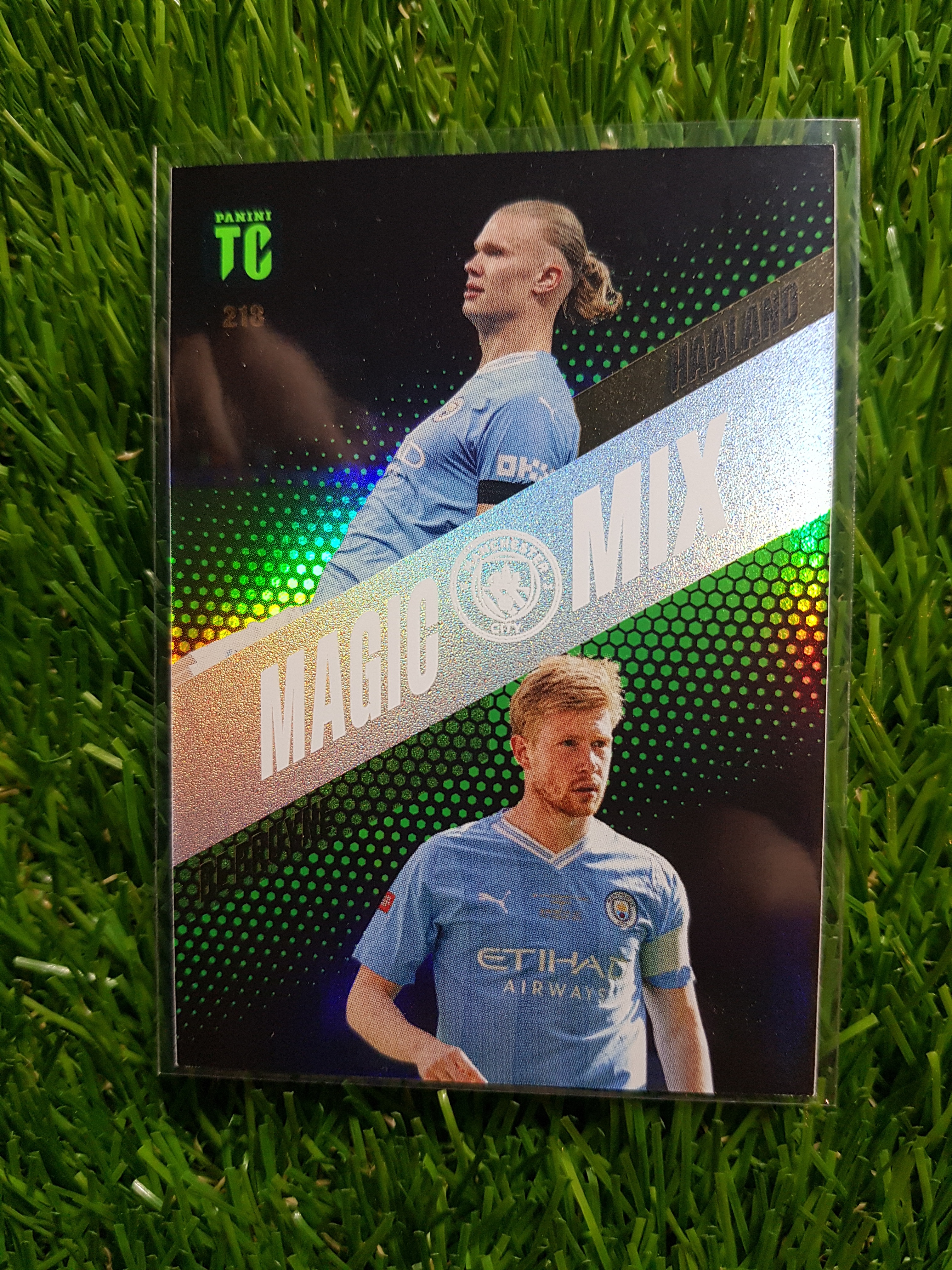 파니니 축구카드 맨체스터 시티의 엘링 홀란드(Erling Haaland)와 케빈 더 브라위너(Kevin De Bruyne)가 함께 있는 카드(번호 218)