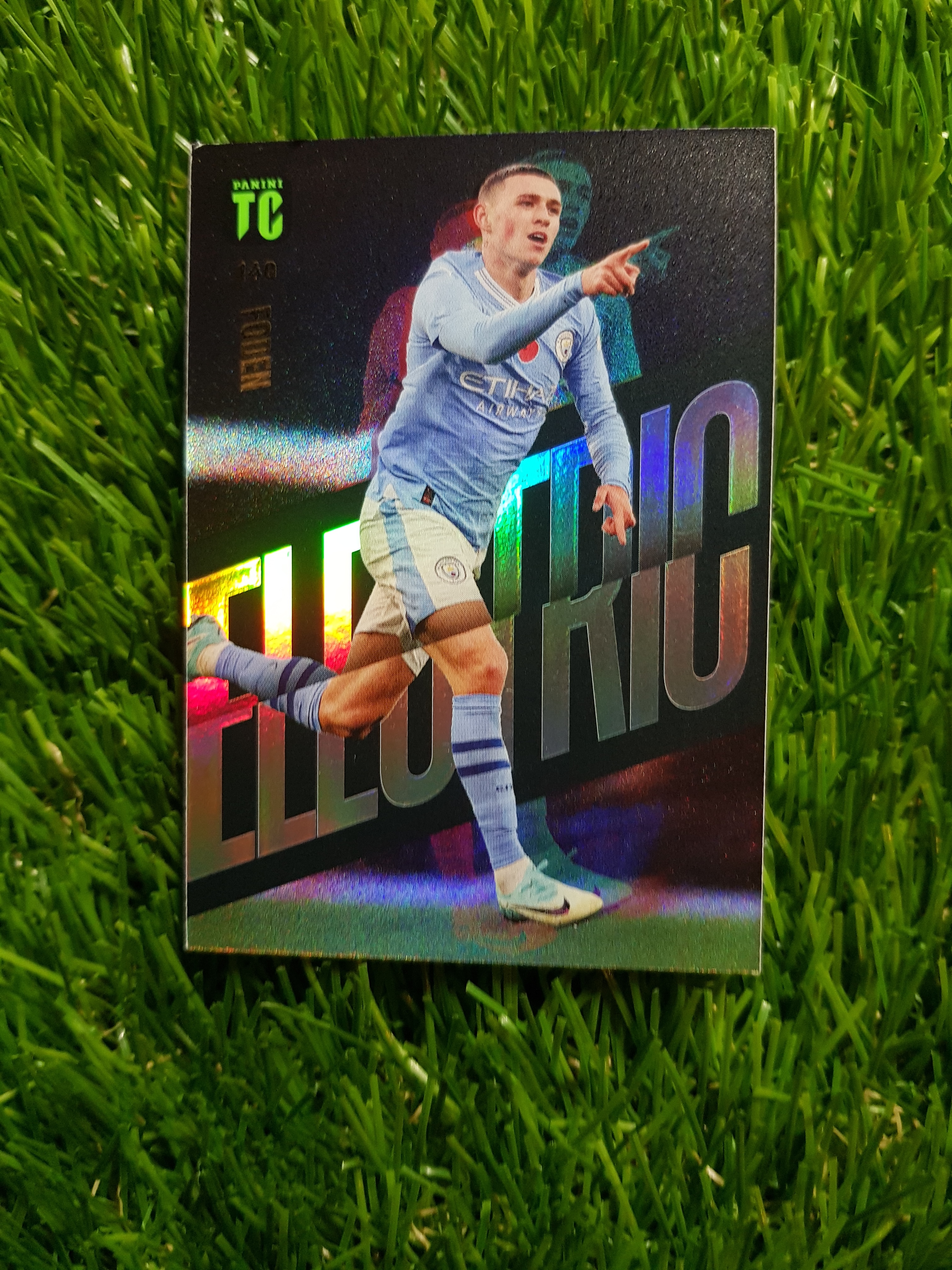 축구카드2024 파니니 탑 클래스(Panini Top Class 2024) 컬렉션에 포함된 필 포든(Phil Foden)의 ’일렉트릭(Electric)’ 인서트 카드(번호 140)