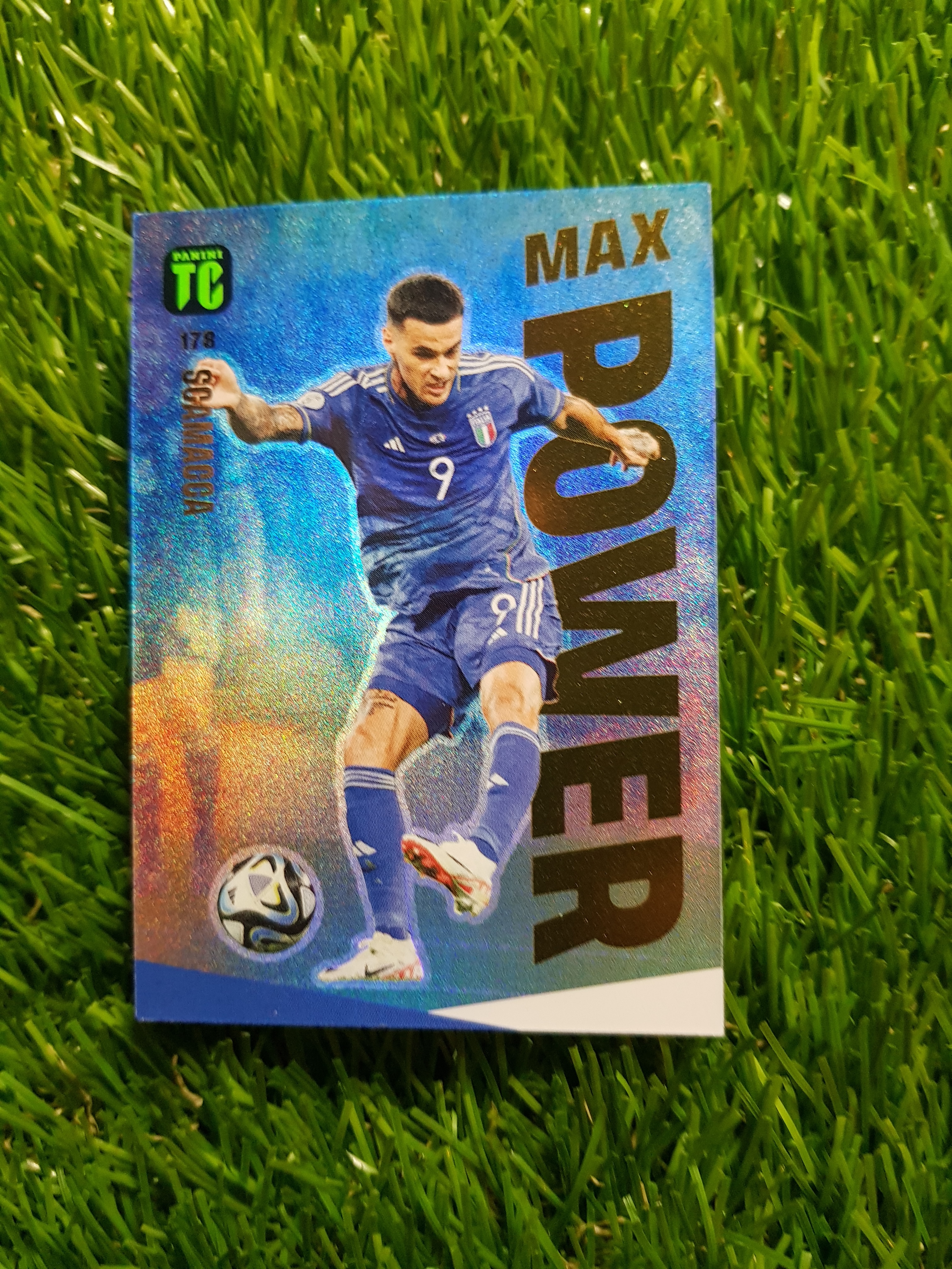 축구카드2024 파니니 탑 클래스(Panini Top Class 2024) 컬렉션에 포함된 필 포든(Phil Foden)의 ’일렉트릭(Electric)’ 인서트 카드(번호 140)