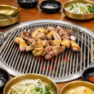 마당생오리숯불구이 로스 초벌구이 조리 전 700그램 야채 소스세트