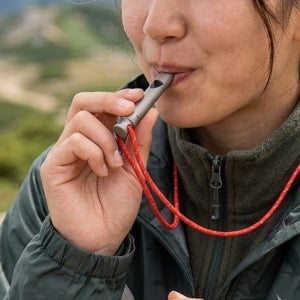 티타늄 호신용 호루라기 목걸이 휘슬 비상용 캠핑 등산 호루라기 팬던트