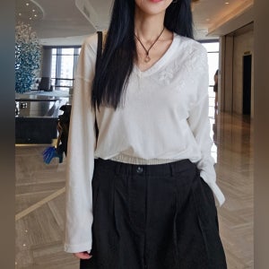 톤온톤 자수 비즈 루즈 브이넥티셔츠