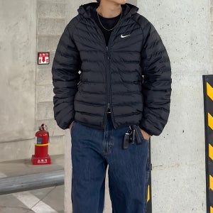 [나이키코리아] 나이키 윈드러너 쉐브론 오리털 루즈핏 투웨이 후드 경량 패딩 자켓
