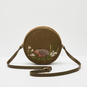 페이블 잉글랜드 크로스백 Chloe Hedgehog 자수 서클백 in Khaki Suedette