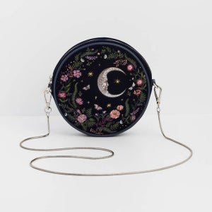 페이블 잉글랜드 크로스백 Chloe Midnight Garden 자수 서클백 in 네이비 Velvet